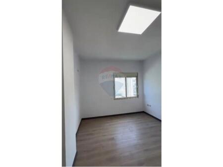 🏢 Office for Rent at Komuna e Parisit – Near Kristal Center