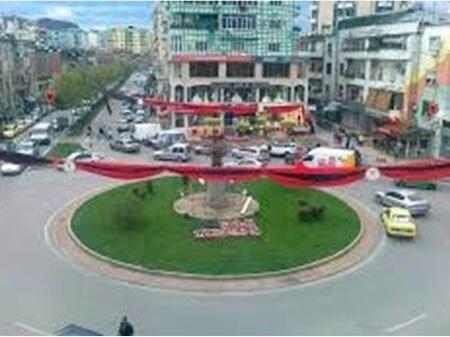 Dyqan ne shitje Sheshi Wilson,Tirana e RE