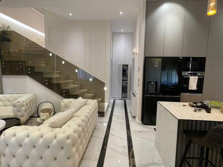 Shitet Super Duplex lux  3+1+2 banjo +2 ballkone +3 🅿 450.000€ bashke me postparkimet  📍Kodra e Diellit 
