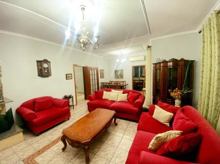 Jepet me Qira apartament 3+1 afër Kompleksit GRAND