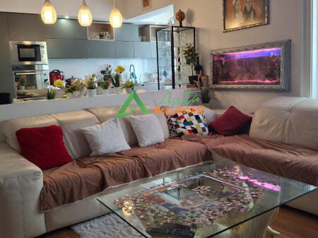 Shitet Apartament 3+1 + Garazh te Komuna e Parisit