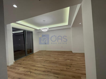 For sale: 2+1+2 apartment on Kavaja Street.