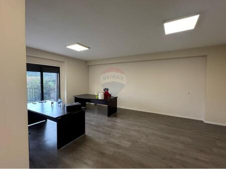 SPACE FOR RENT NEAR THE PARIS COMMUNE!!!
