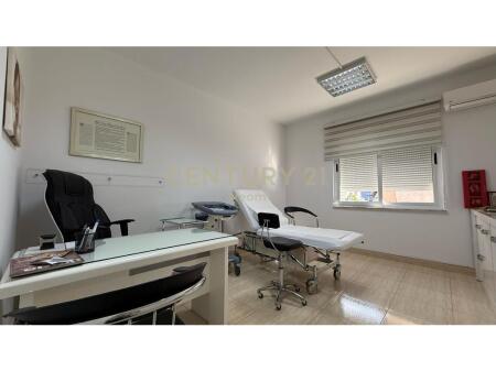 Clinical space for rent in the Paris Commune.
