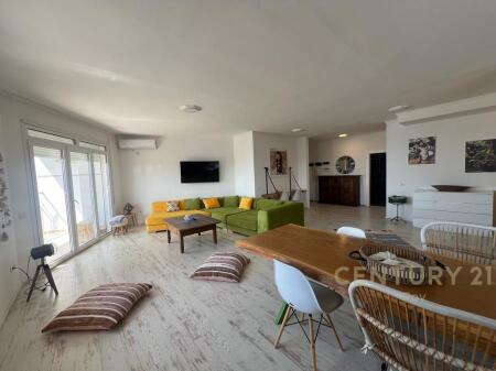 For sale: Super apartment with a sea view at Shkembi i Kavajes!