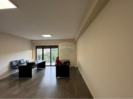SPACE FOR RENT NEAR THE PARIS COMMUNE!