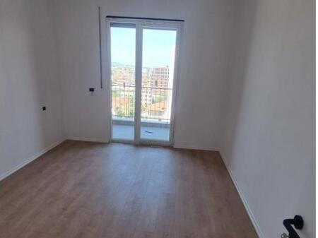 Vendesi Appartamento nella Zona più Richiesta di Kamza – Vicino al Comune! 🏢✨