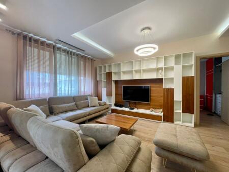 Apartament 3+1 me post parkimi me qira tek Bulevardi i Ri