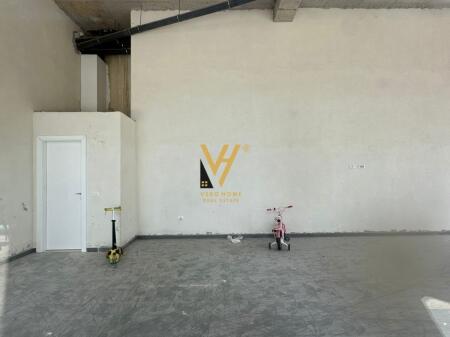 AFFITTASI NEGOZIO DI 65 M2 PRESSO L'EX CAMPO DELL'AVIAZIONE 100.000 LEK.