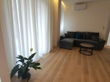 Shitet Apartamenti Liqeni Eduart mano
