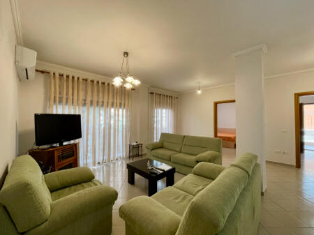 Apartament 2+1 me oborr anash Kopshtit Botanik për qira
