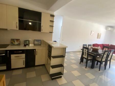 Shitet Apartament Liqeni rruga peti