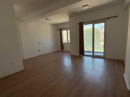 Ambient për zyra 2+1+2 pranë Sq21 Rrugës së Kavajës