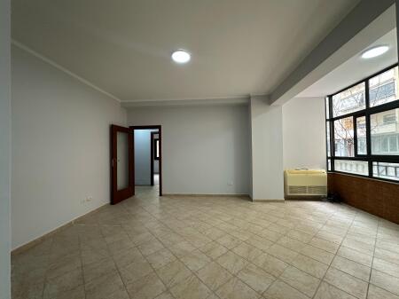 Shitet apartament 3+1, Komuna e Parisit.