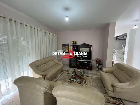 Vile 3-kateshe ne shitje tek Rrethi i Saukut, prane Liqenit Artificial ne Tirane (ID 4151182)