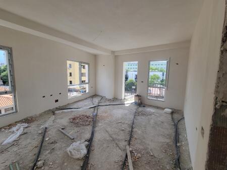 Pranë Spitalit Amerikan 2 Shitet Apartament 2+1+2