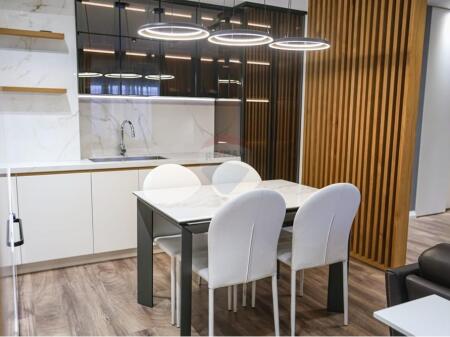 Apartment + Parking - For Rent - Center