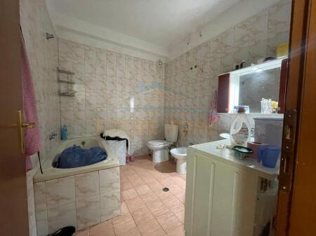 Shitet, Apartament 2+1+2, Xhamia e Tabakëve, Tiranë.