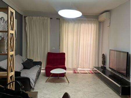 Qesarak, Japim apartament 1+1 me qira, Fresk!