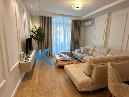 1+1 apartment for rent at Komuna e Parisit
