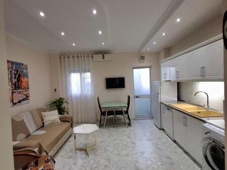 Jepet apartament 1+1 me qira tek Komuna e Parisit prane qendres kristal
