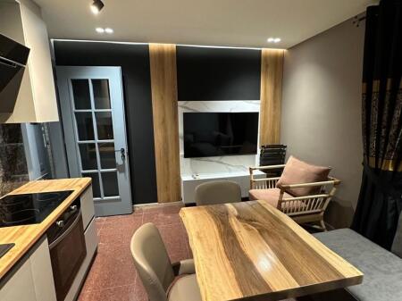 Jepet me qera apartament 1+1 luksoz në Shallvaret