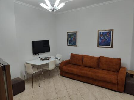 Apartament 1+1 me qera tek rr Naim Frasheri, prane rr Kavajes
