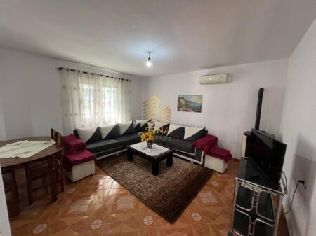 Qira, Hyrje Private 2+1+Bahçe + 13 Poste Parkimi, Selitë