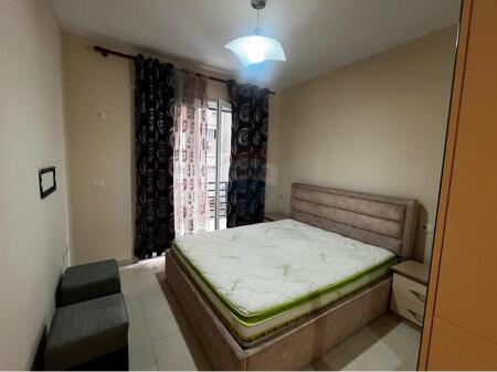 Ofrohet per qira apartament i tipologjise 2+1+2 shume prane rrethit te Astirit.