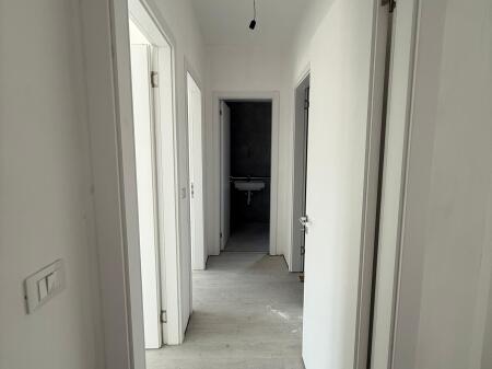 Ambient Biznesi 2+1+2 me qira– Kompleksi Lura, pranë Bulevardit të Ri.