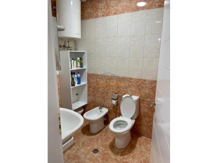 Shitet, Apartament 1+1, Komuna e Parisit, Tirane.