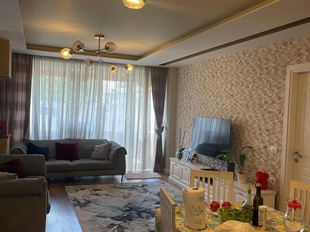 Shitet super apartament 3+1+2+verande+garazhd tek Pavaroti, kopshti Botanik