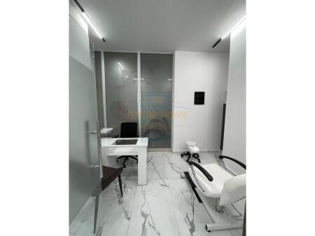 Qera, Ambient Klinik, Tiranë.