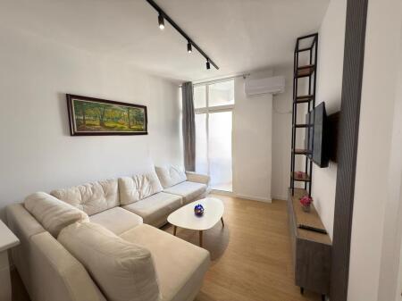 Apartament 1+1 me Qira, Astir