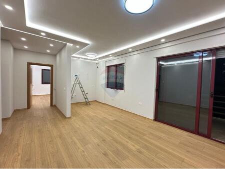 2+1+2 apartment with garage near Partizani Gymnasium!