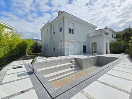 We are selling luxury villas at Rolling Hill!