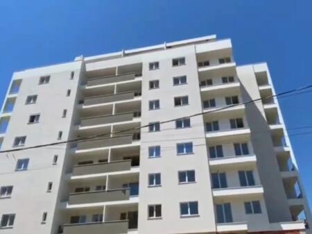 Garsoniere për shitje në Golem - Durrës. Garsoniere e cila gjendet vetëm 200 metra larg detit, disponon dhe një verande.