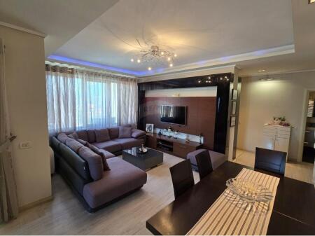Një apartament 3+1+2 jepet me qira në Astir afër Bar Artistit.