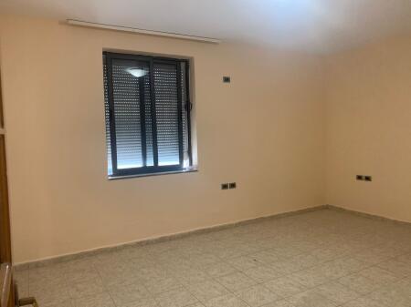 Kryqezimi i 21 Dhjetorit,Rr.Muhamet Gjollesha jepet me qera per zyra,apartament 1+1,Bosh.