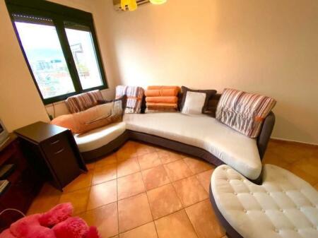 Japim me qira apartament 1+1 tek Rruga e Kavajes.
