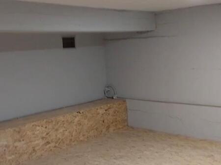 A 50 m2 warehouse is for rent at the food market.