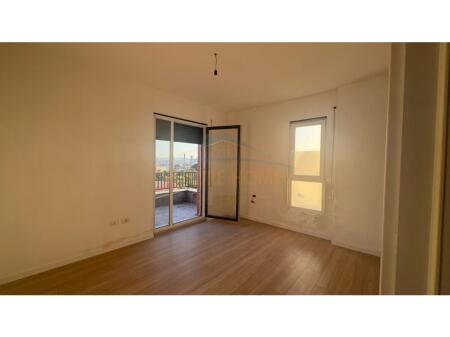 Shitet Apartament 2+1+Verande, Paskuqan
