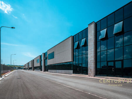 VENDITA MAGAZZINO E SHOWROOM PRESSO IL PARCO INDUSTRIALE DI TIRANA.