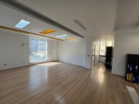 Super commercial space for rent in the Paris Commune