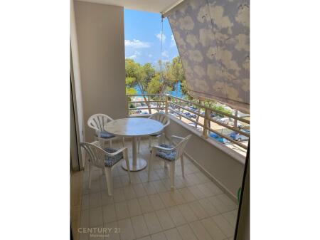 For sale apartment 1+1+2 with sea view in Saranda with garage