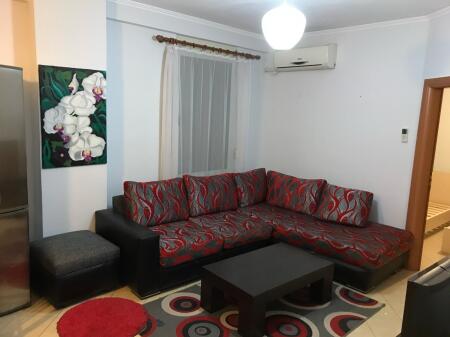 Një apartament 1+1 jepet me qera pas Mesdhetarit.
