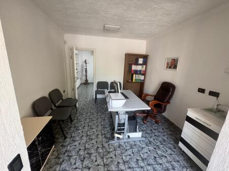 Zyre me qera 100 m² te Ushtari i Panjohur me pamje nga Qendra.