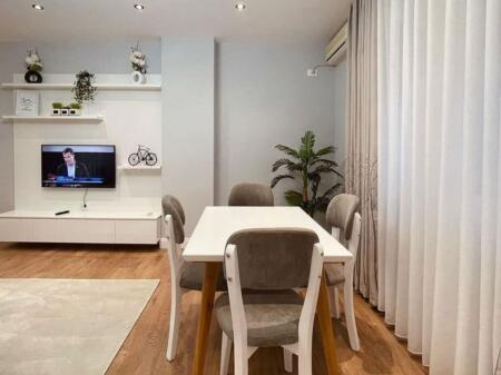 Një apartament 2+1 jepet me qira pranë Shkollës Naim Frasheri.