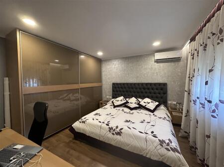 Apartament 2+1+2 me qera ngjit me Hotel Diplomat, perballe Delijorgjit.