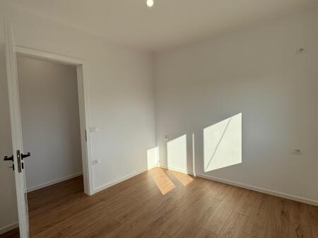 Shitet Apartament 1+1+bllk Rr. Irfan Tomini, mbrapa Kompleksit Deliorgji